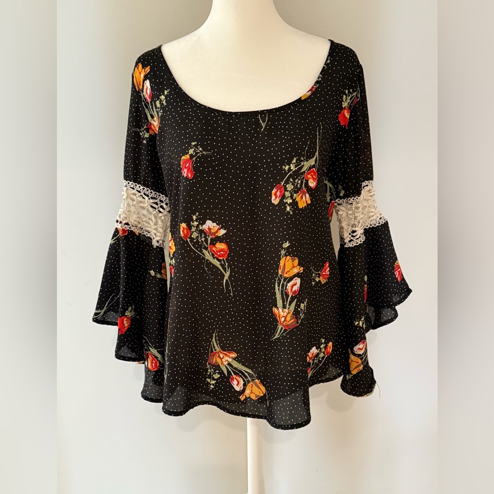 2/$30 🌸 Floral Bell Sleeve Women's Top with Lace Detail Medium